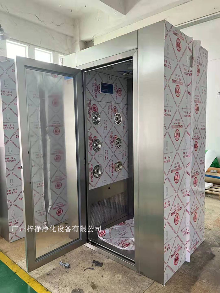 风淋室的主要功能是通过高速气流将尘埃和污物吹离工作人员的衣物和身体，从而确保进入洁净室的环境符合规定的洁净度标准。