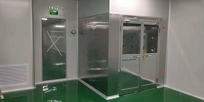 风淋室原理是通过强效空气射流对人员或物品进行表面吹淋，以去除附着在表面上的尘埃和微生物。