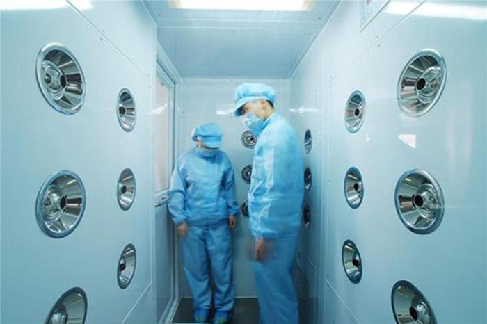 进入风淋室前，应佩戴专用鞋套和帽子，鞋套应与地面接触面完全覆盖，帽子则应能覆盖头发，防止头发飞扬。
