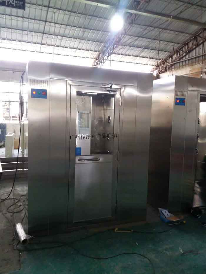 将风淋室设置在缓冲间的入口处