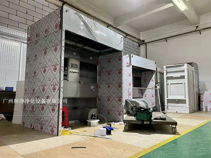 负压称称量罩通过创造一个低气压的环境，防止生产过程中的粉尘、挥发物等有害物质逸散到外界环境中，同时确保称量结果的准确性。