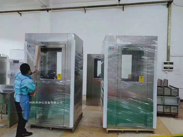 在风淋室外部包装上，使用缠绕膜可以进一步提高包装的密封性和抗冲击性。