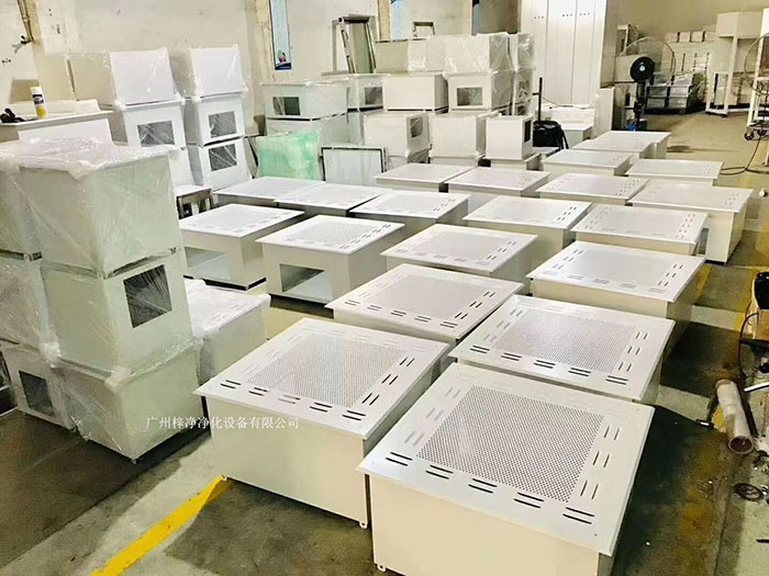 高效送风口通常安装在洁净室的天花板或墙壁上,送风面积较大,适用于大面积洁净室。 高效送风口通常安装在洁净室的天花板或墙壁上,送风面积较大,适用于大面积洁净室。