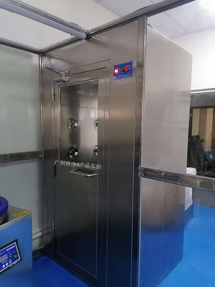 药行业实验室的风淋室可以根据实验室的具体需求进行定制,包括风淋室尺寸、风淋室风速、风淋室高效空气过滤器过滤效率等,以适应不同实验活动的需要。 药行业实验室的风淋室可以根据实验室的具体需求进行定制,包括风淋室尺寸、风淋室风速、风淋室高效空气过滤器过滤效率等,以适应不同实验活动的需要。