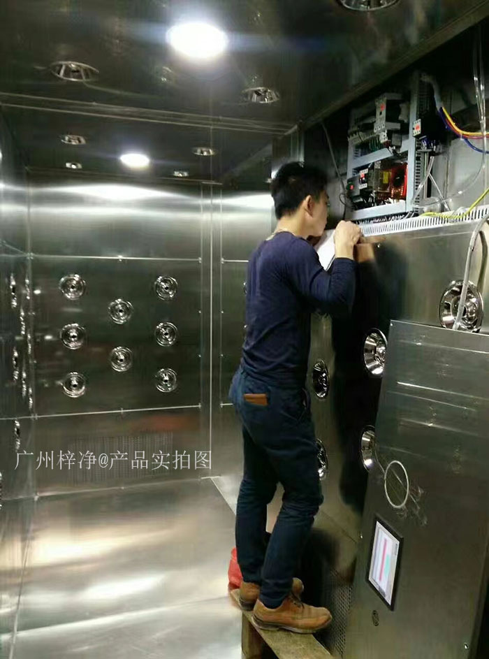 检查风淋室控制器是否损坏，按钮是否失灵。