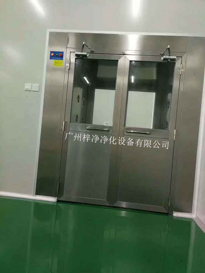 风淋室的主要功能是利用高速气流对人体或物品进行吹淋，迅速去除其表面的尘埃和微粒，从而达到洁净的目的。