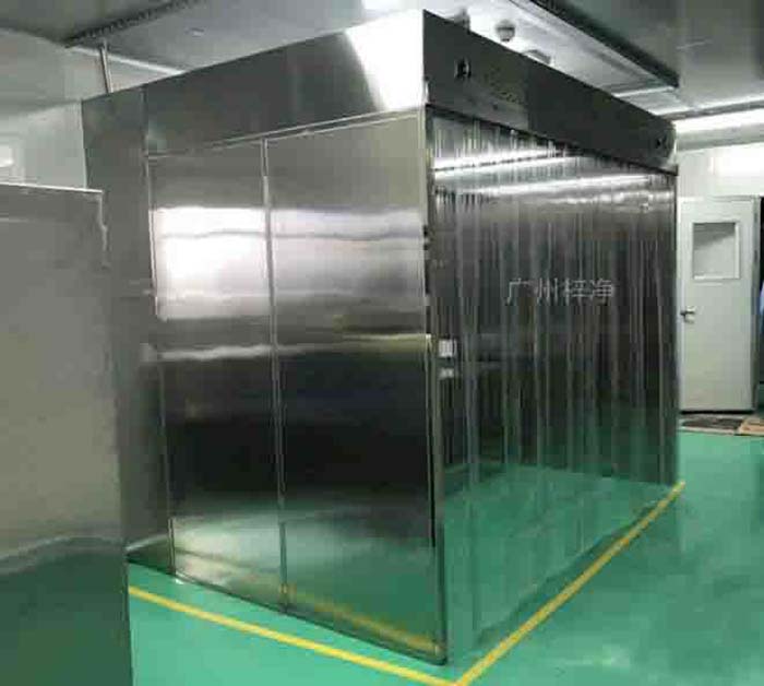 洁净层流罩通过特殊的气流组织，形成均匀、稳定的气流层，确保工作区域内的空气洁净度。