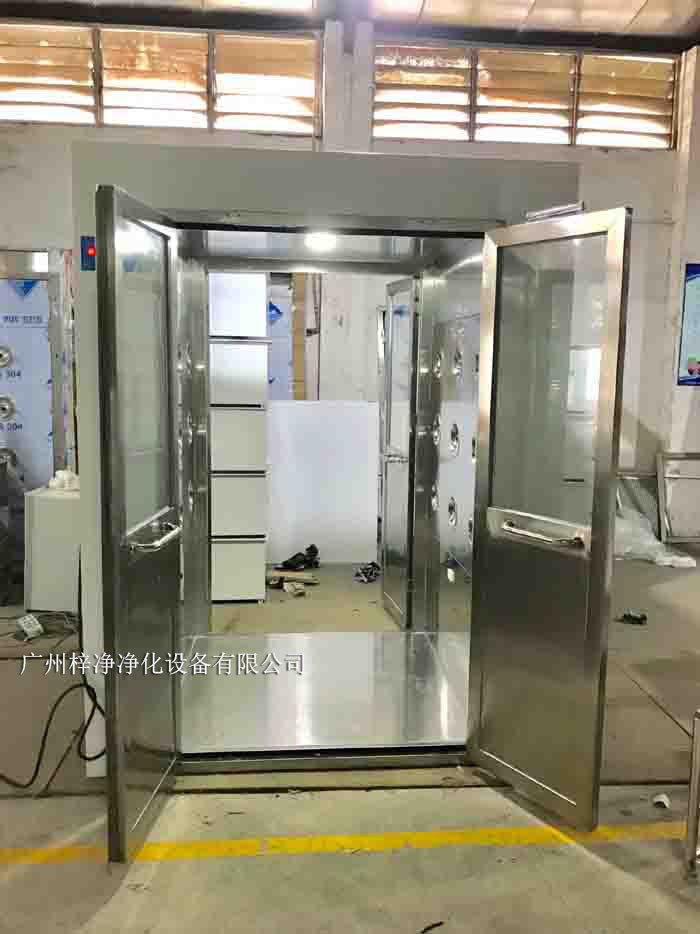 风淋室尺寸的准确性直接影响到净化效果和使用效率 风淋室尺寸的准确性直接影响到净化效果和使用效率