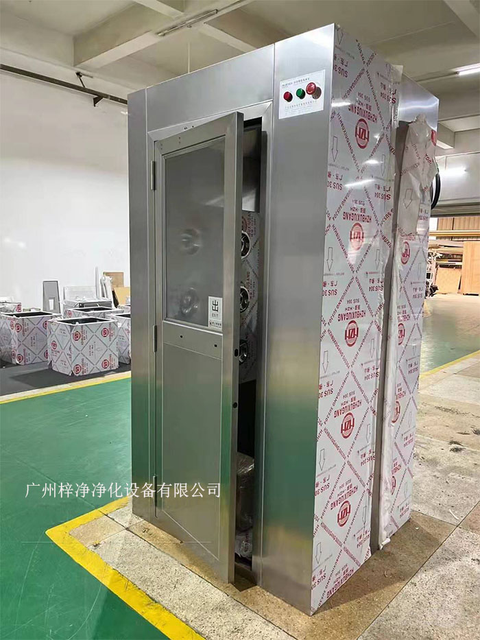 在洁净车间的布局与设计过程中,风淋室作为保障洁净度的重要设备 在洁净车间的布局与设计过程中,风淋室作为保障洁净度的重要设备
