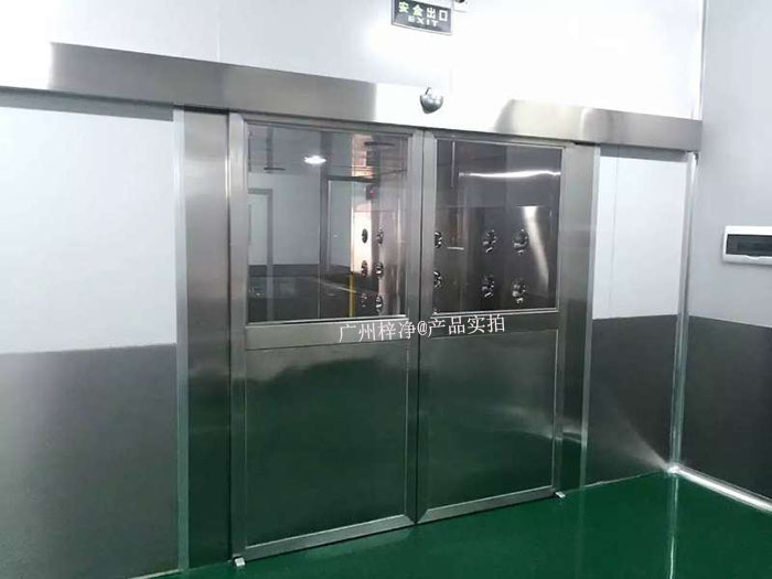 自动门风淋室采用自动感应技术，当人员接近时，门会自动开启，人员通过后自动关闭。