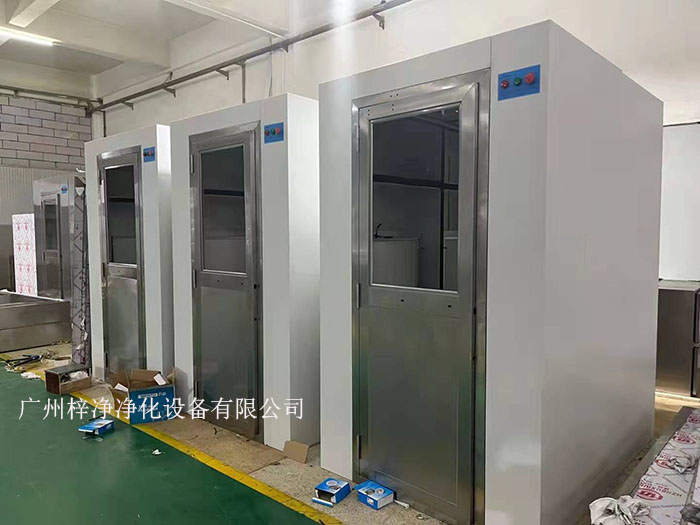 普通风淋室需手动开关门，操作相对较为繁琐。