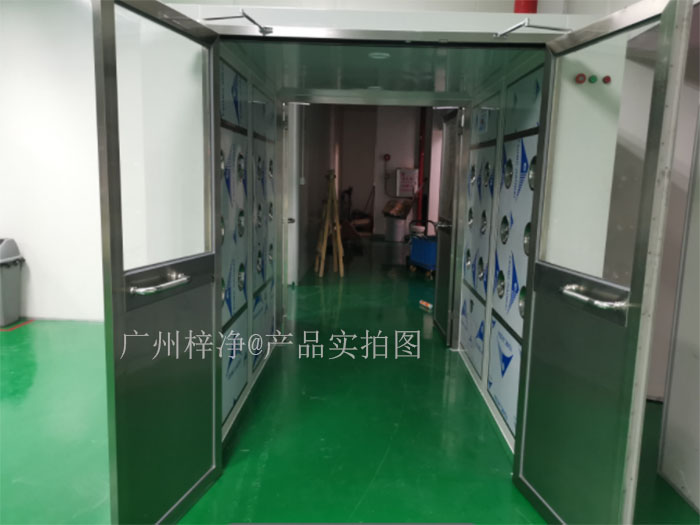 货淋室则是为了对货物进行空气净化,防止货物在搬运过程中携带的尘埃污染产品或工作环境 货淋室则是为了对货物进行空气净化,防止货物在搬运过程中携带的尘埃污染产品或工作环境