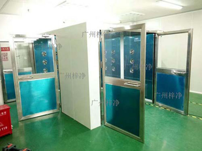 门体与风淋室或货淋室内部的电气系统要正确连接，确保门体开启时，风机能够自动启动。